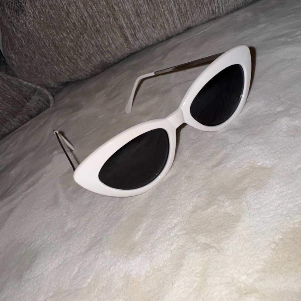 Chic White Cat-Eye Steve Madden sunglasses